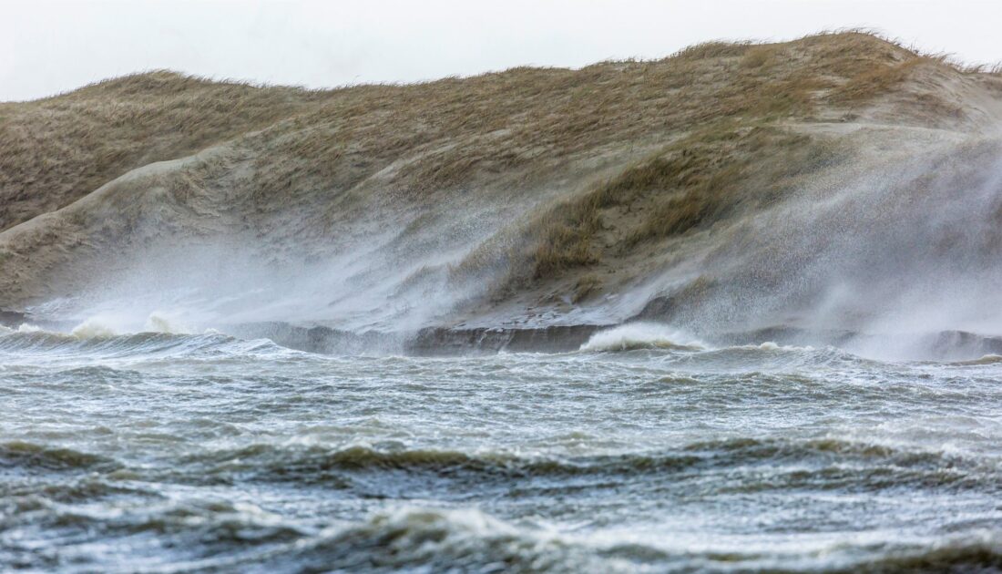 Nagende Wellen am Dünenfuß bei Sturmflut