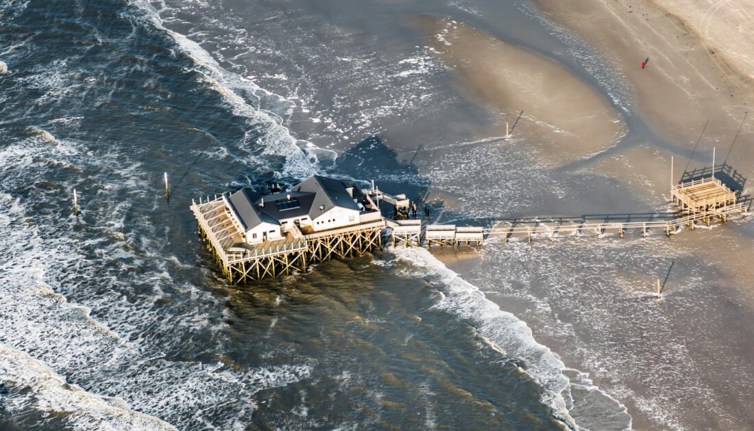 Luftbild der Strandbar 54 ° N bei normalem Hochwasser am Strand von St. Peter-Ording (c) Martin Stock